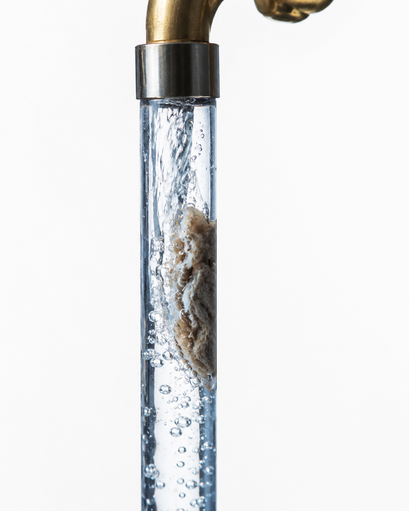 Tubo con restringimento che limita il passaggio dell'acqua.